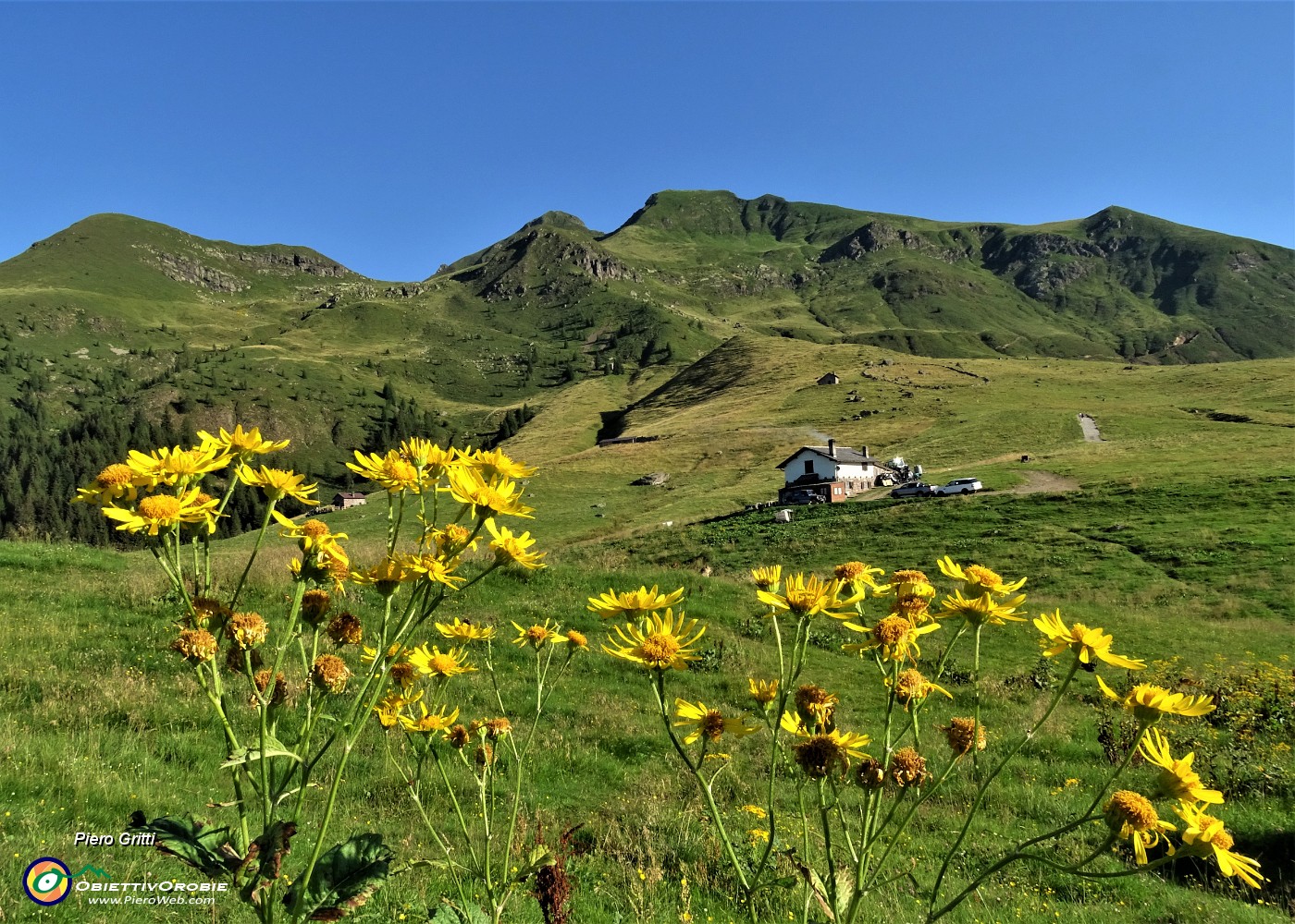 12 Partenza dai Piani dell'Avaro (1700 m) con vista in Avaro e Tribortoi.JPG
